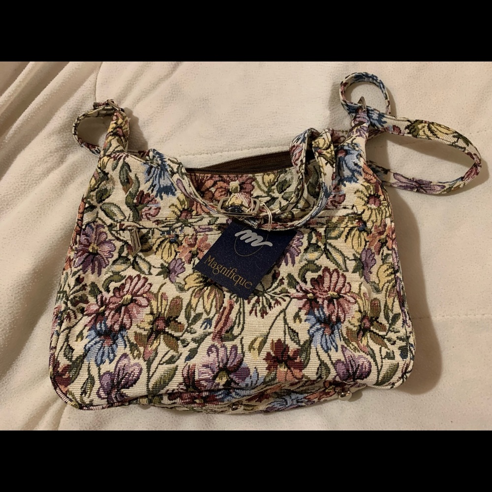 New Magnifique Floral Fabric Purse with 6 pockets. Well made heavy duty fabric